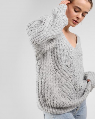 Светр з плетеним візерунком та V-вирізом від FASHIONISTA сірий