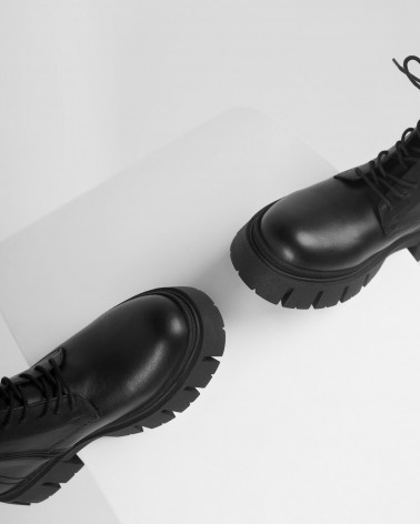Черевики з шнурівкою та масивною підошвою від FASHIONISTA чорний