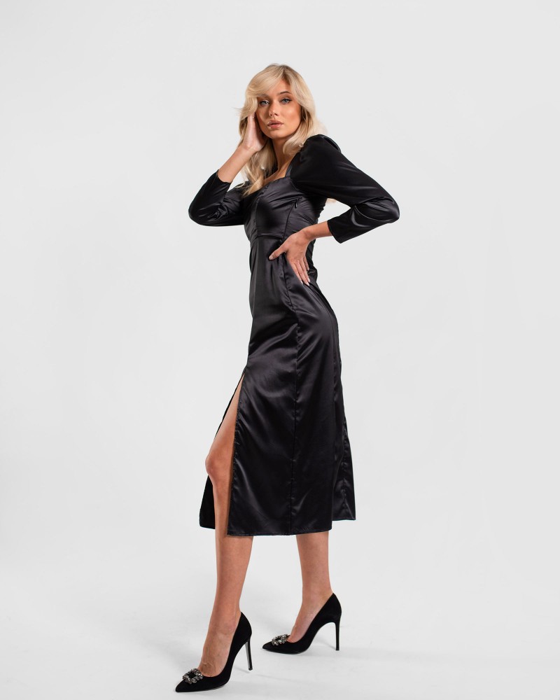 Сукня сатинова з об'ємними рукавами та розрізом від FASHIONISTA чорний