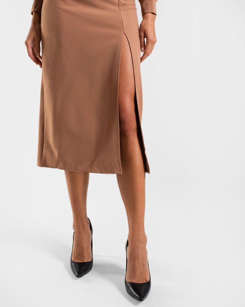 Сукня класична з прямокутним вирізом та розрізом від FASHIONISTA коричневий