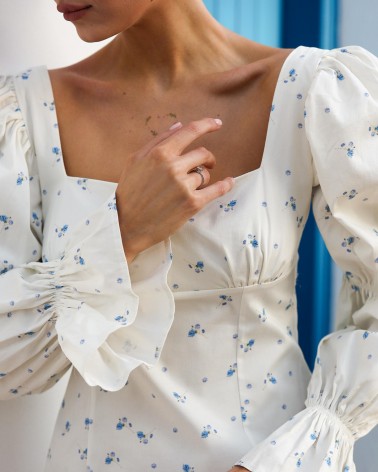 Сукня Blue Mini Blossom з об'ємними драпірованими рукавами від FASHIONISTA молочний