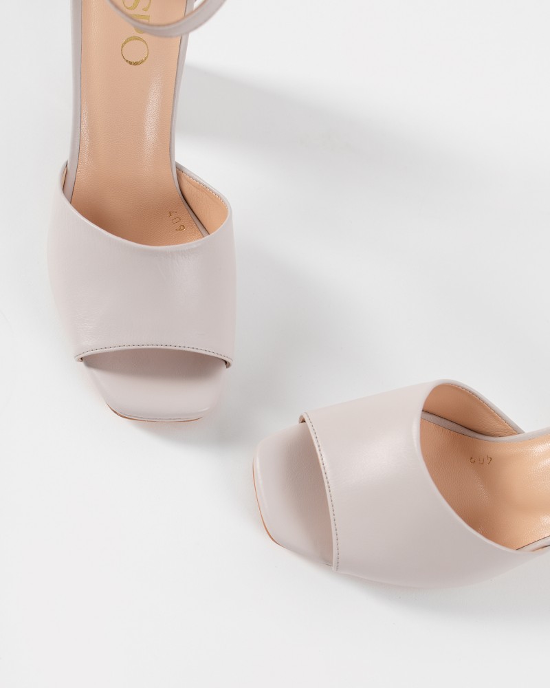 Босоніжки з широкими підборами від FASHIONISTA світло-бежевий