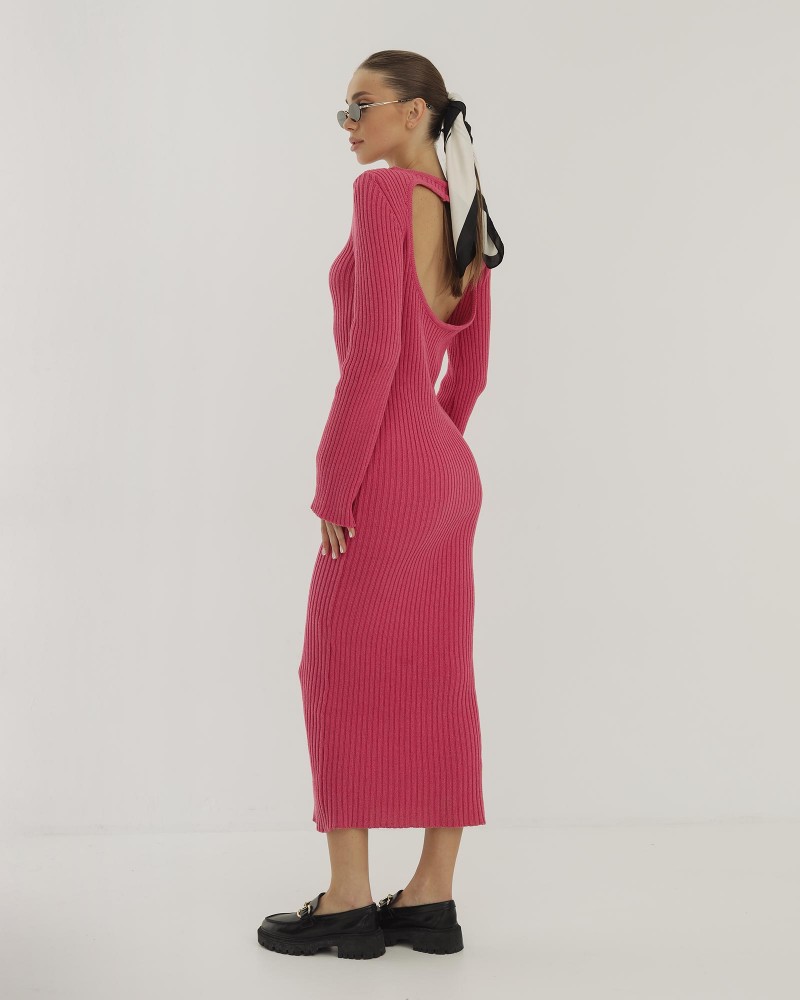 Сукня Texture з вирізом на спині від FASHIONISTA рожевий