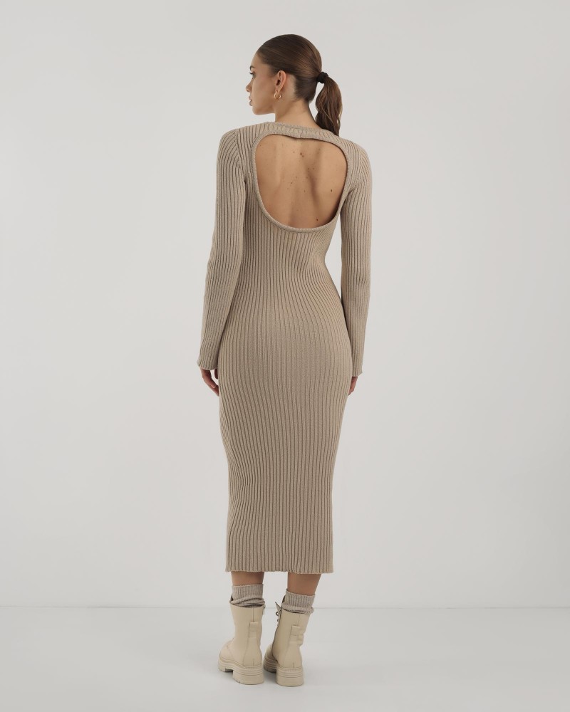 Сукня Texture з вирізом на спині від FASHIONISTA світло-бежевий