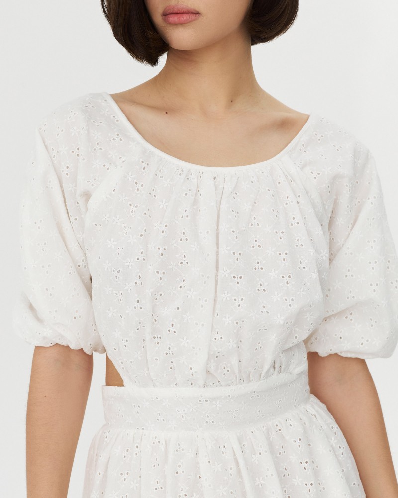 Сукня Perforated з вирізами та об'ємними рукавами від FASHIONISTA білий