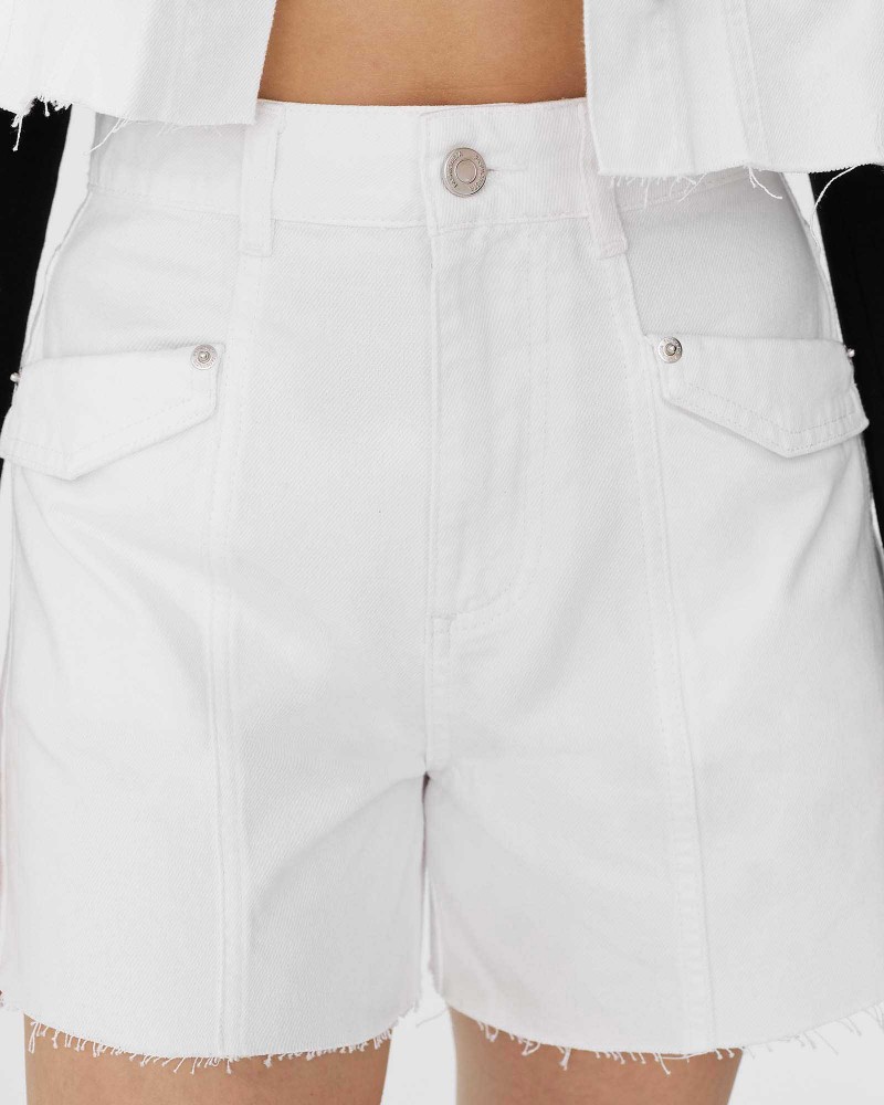 Шорти джинсові з декоративними швами та кишенями від FASHIONISTA білий
