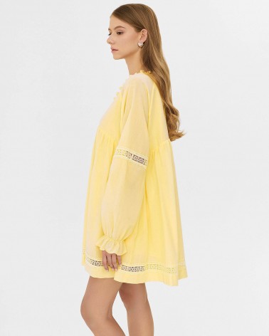 Сукня вільного крою з V-вирізом та мережками від FASHIONISTA світло-жовтий