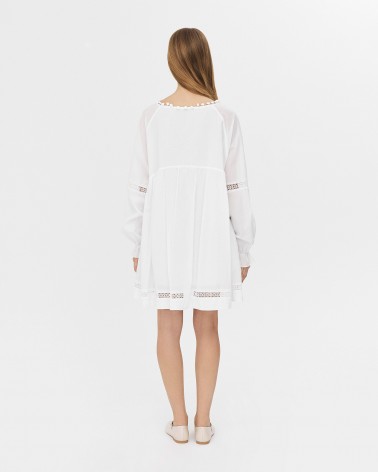 Сукня вільного крою з V-вирізом та мережками від FASHIONISTA білий