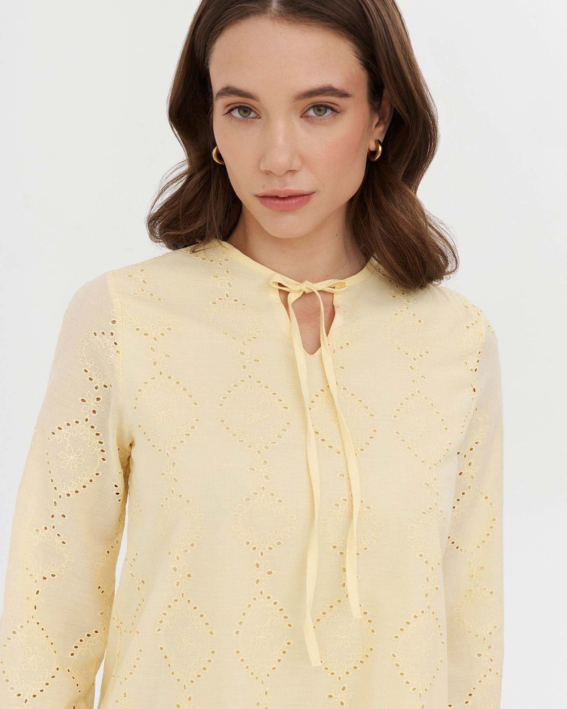 Сукня перфорована з рюшем та зав'язкою від FASHIONISTA жовтий Сукня перфорована з рюшем та зав'язкою від FASHIONISTA жовтий