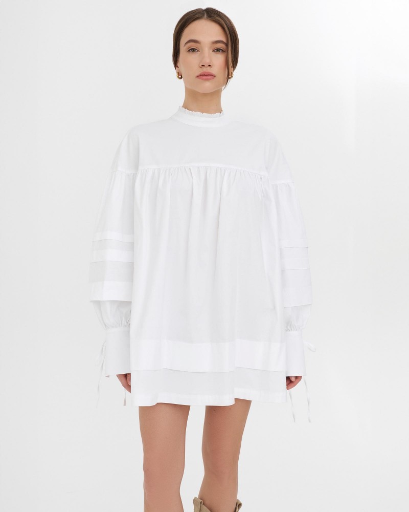 Сукня з коміром-стійкою від FASHIONSTA білий