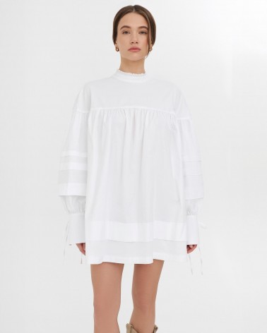 Сукня з коміром-стійкою від FASHIONSTA білий