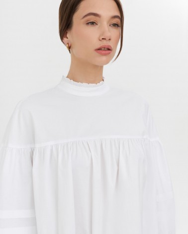 Сукня з коміром-стійкою від FASHIONSTA білий