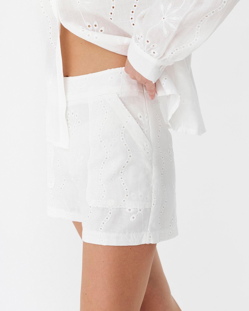 Шорти з перфорацією від FASHIONISTA білий