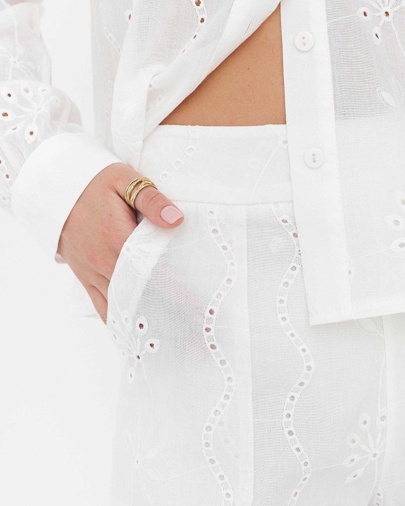 Шорти з перфорацією від FASHIONISTA білий