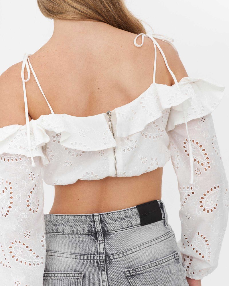 Топ з рюшем та перфорацією від FASHIONISTA білий