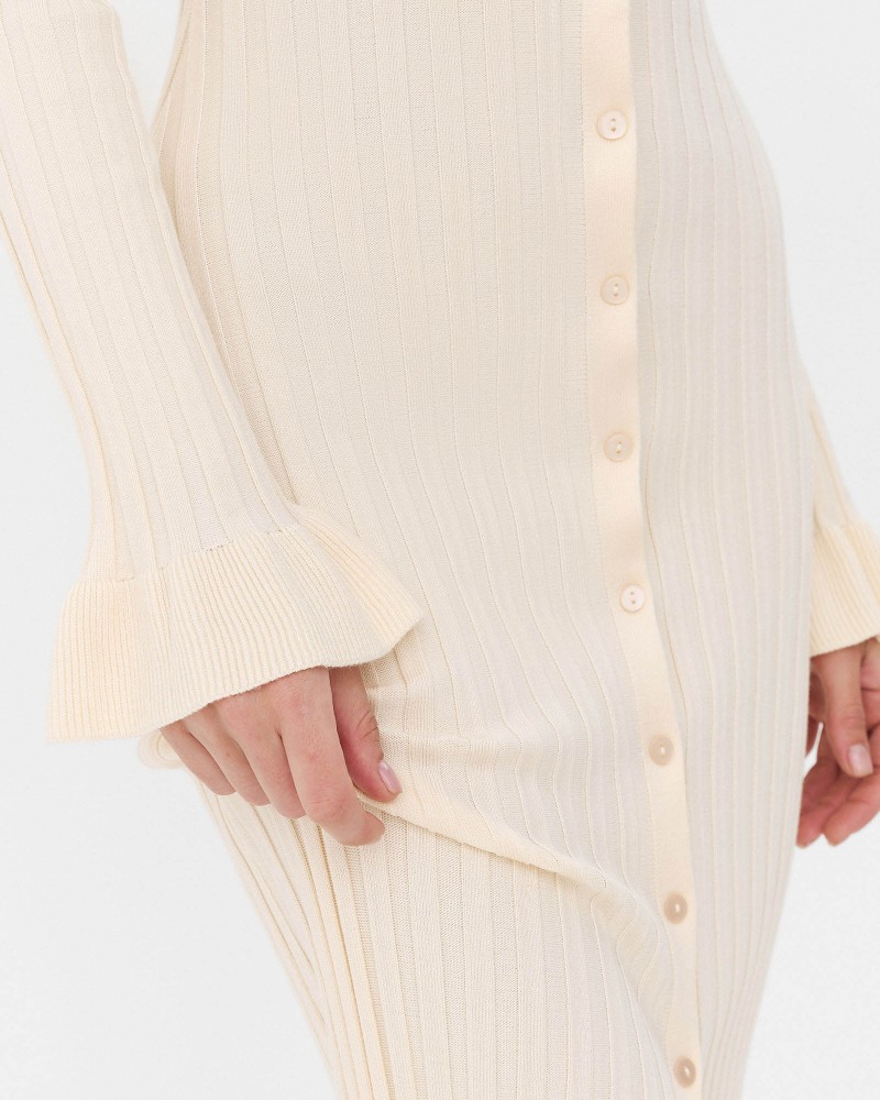 Сукня трикотажна з рюшами та коміром від FASHIONISTA кремовий