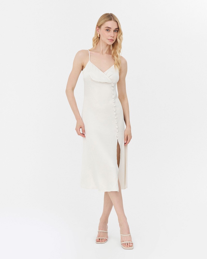 Сукня-комбінація з декоративними ґудзиками та розрізом від FASHIONISTA молочний