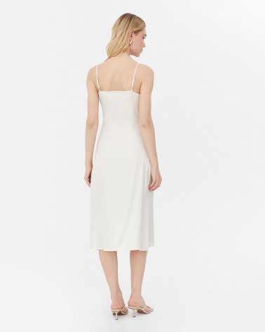 Сукня-комбінація з декоративними ґудзиками та розрізом від FASHIONISTA молочний