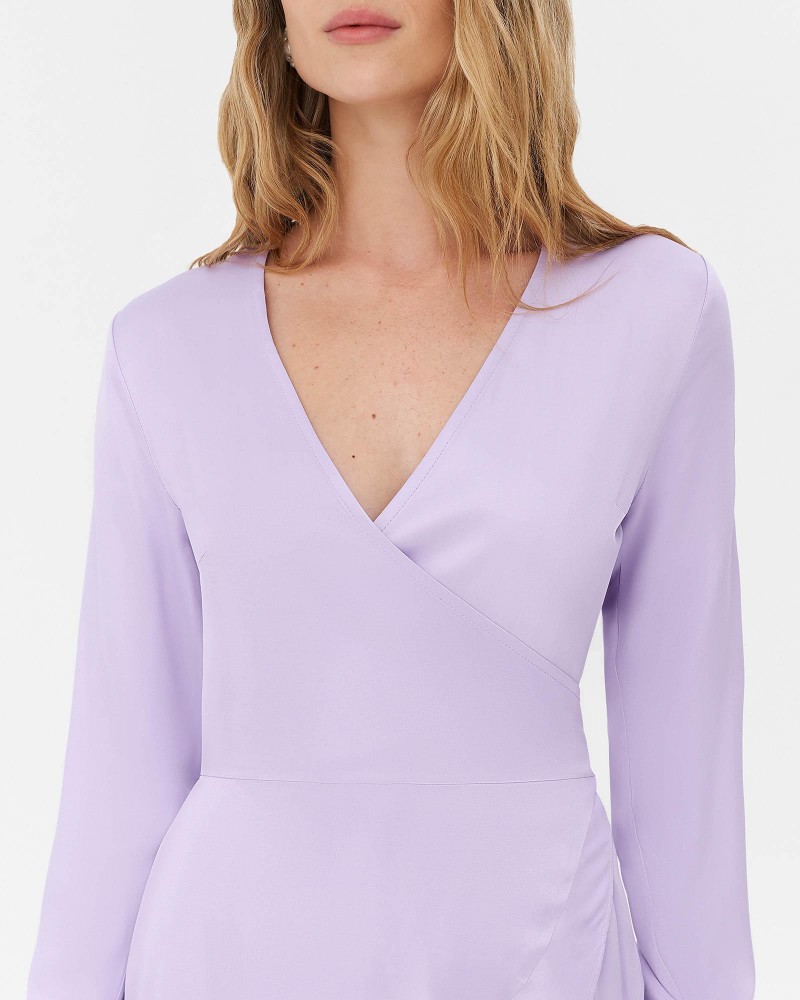 Сукня сатинова на запах з рюшем від FASHIONISTA  ліловий