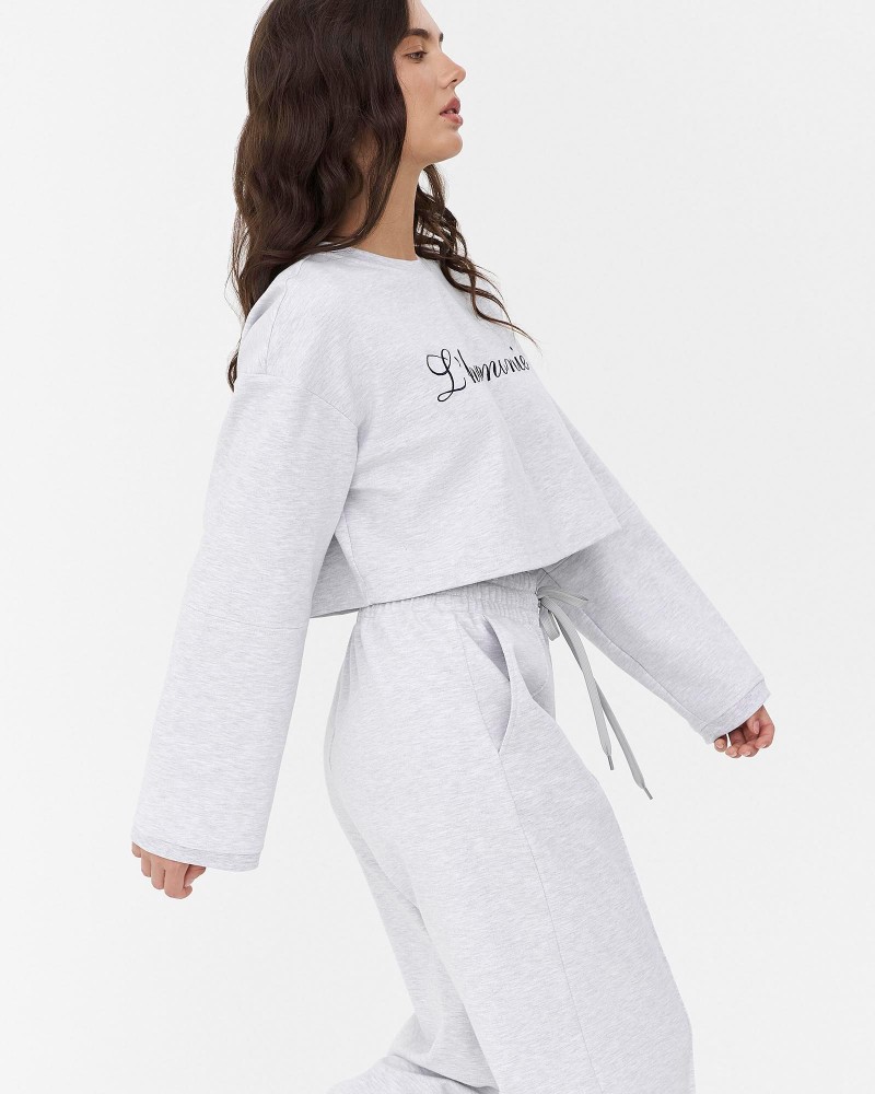 Сірий вкорочений світшот
з написом спереду FASHIONISTA