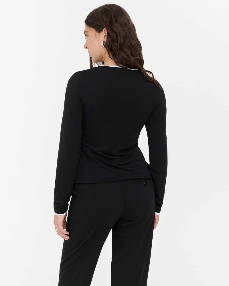 Чорний базовий лонгслів FASHIONISTA