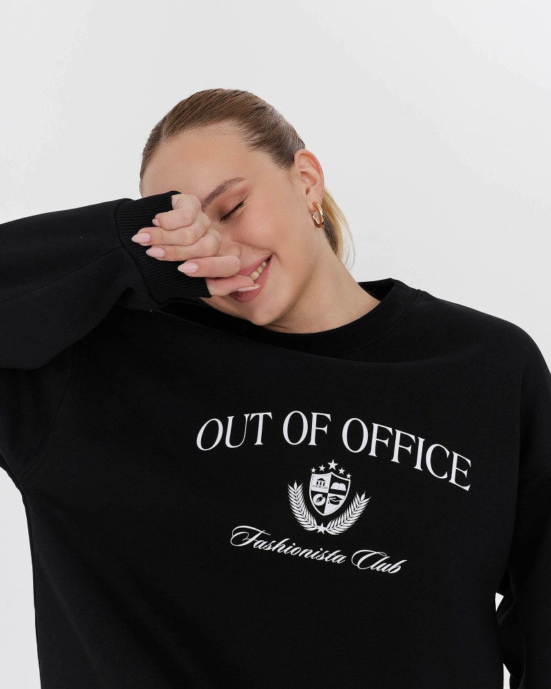 Чорний базовий світшот на флісі з принтом FASHIONISTA Чорний базовий світшот на флісі з принтом FASHIONISTA