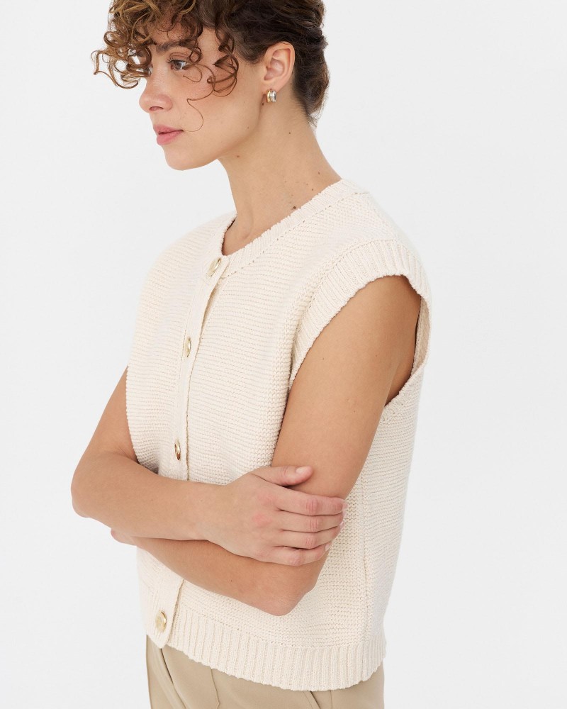 Світло-бежевий жилет з золотистою фурнітурою FASHIONISTA