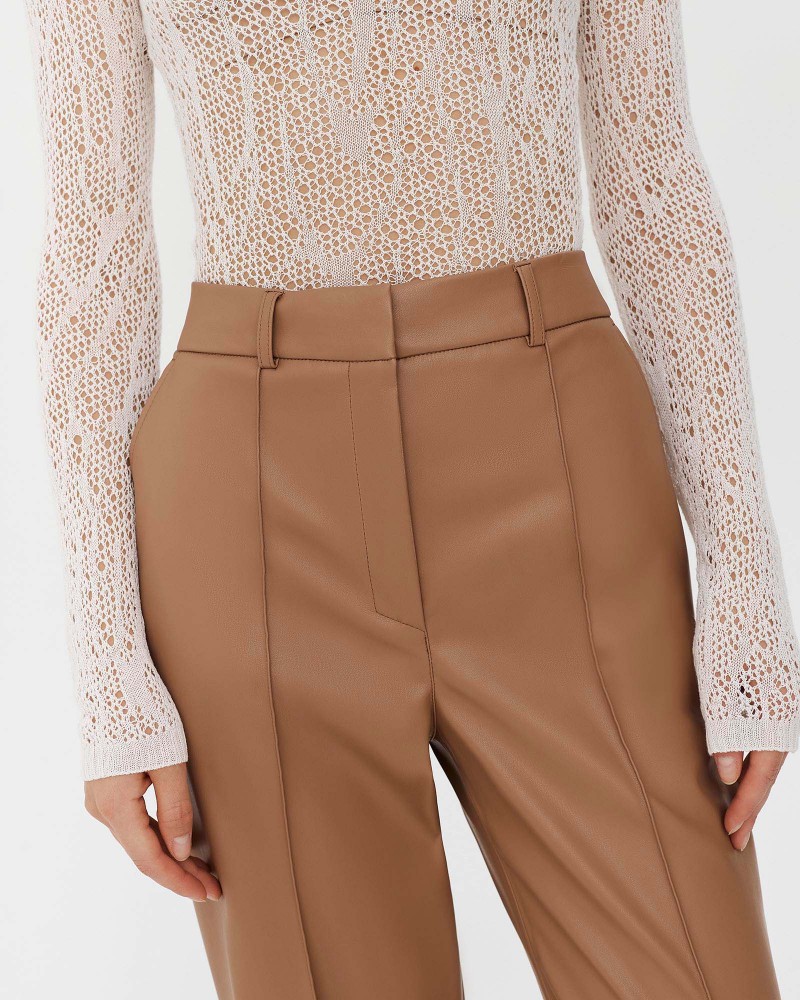 Пісочні штани зі штучної шкіри з декоративними швами FASHIONISTA