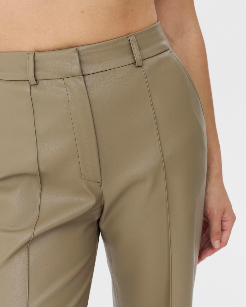 Хакі штани з штучної шкіри з декоративними швами FASHIONISTA