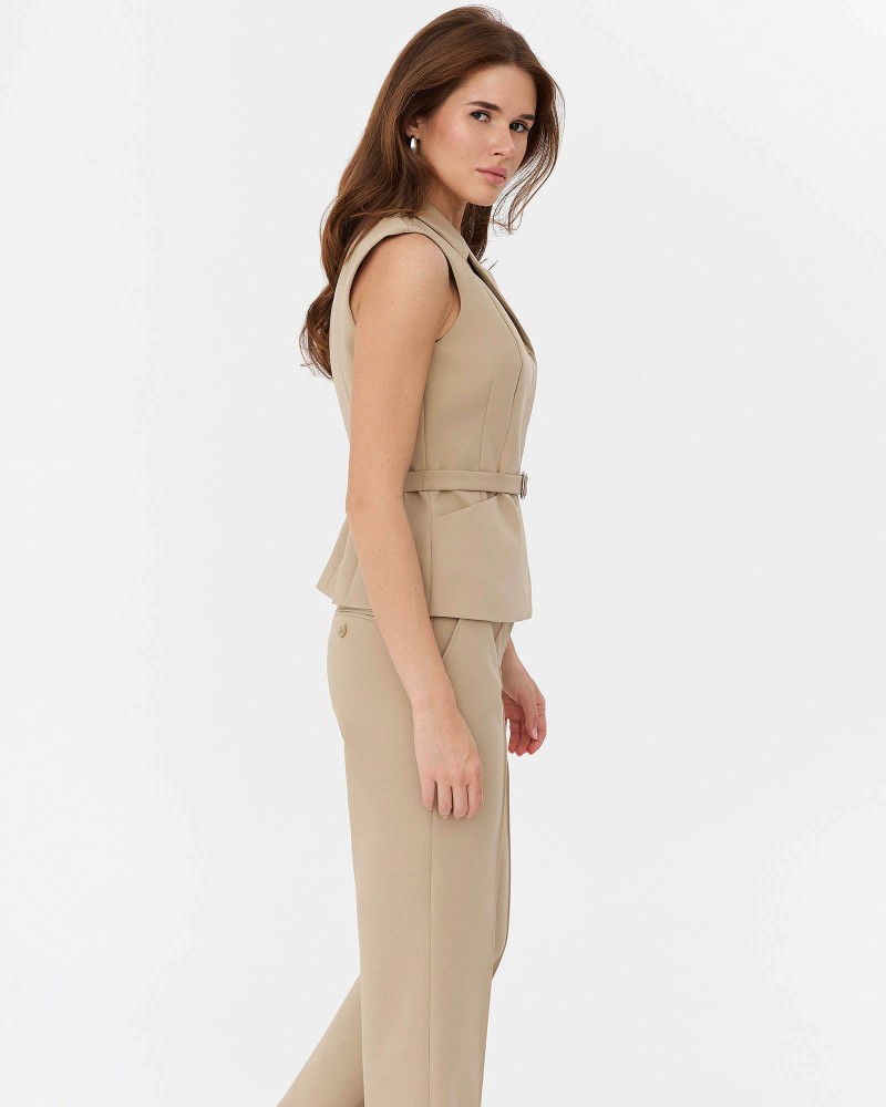 Бежевий жилет приталеного крою з поясом FASHIONISTA