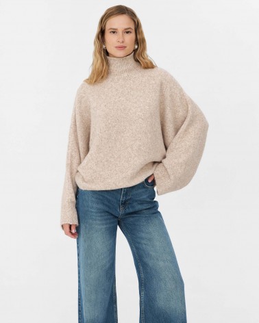 Бежевий светр з коміром стійкою та широкими рукавами FASHIONISTA