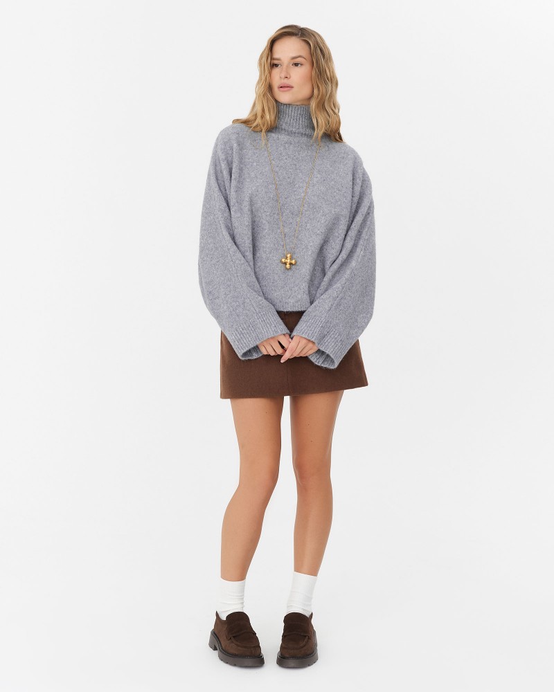 Сірий светр з коміром стійкою та широкими рукавами FASHIONISTA