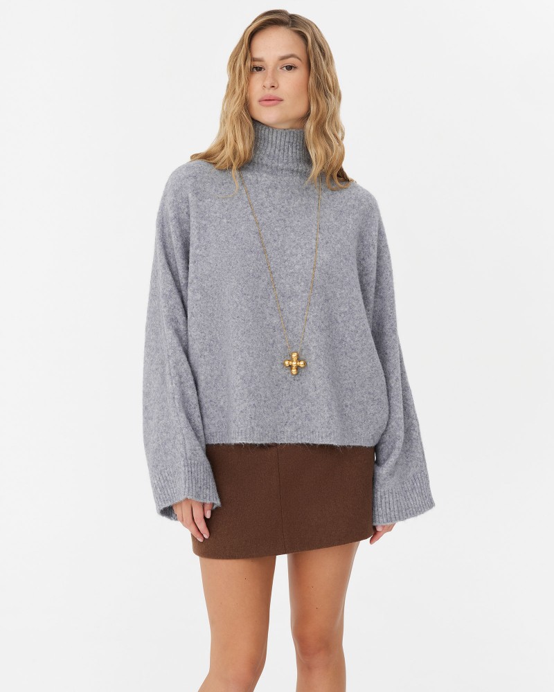 Сірий светр з коміром стійкою та широкими рукавами FASHIONISTA