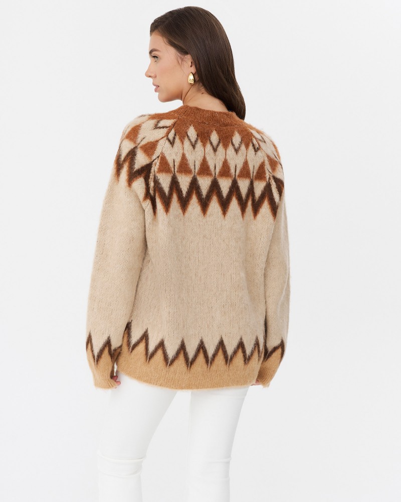 Бежевий светр з геометричним принтом
 FASHIONISTA