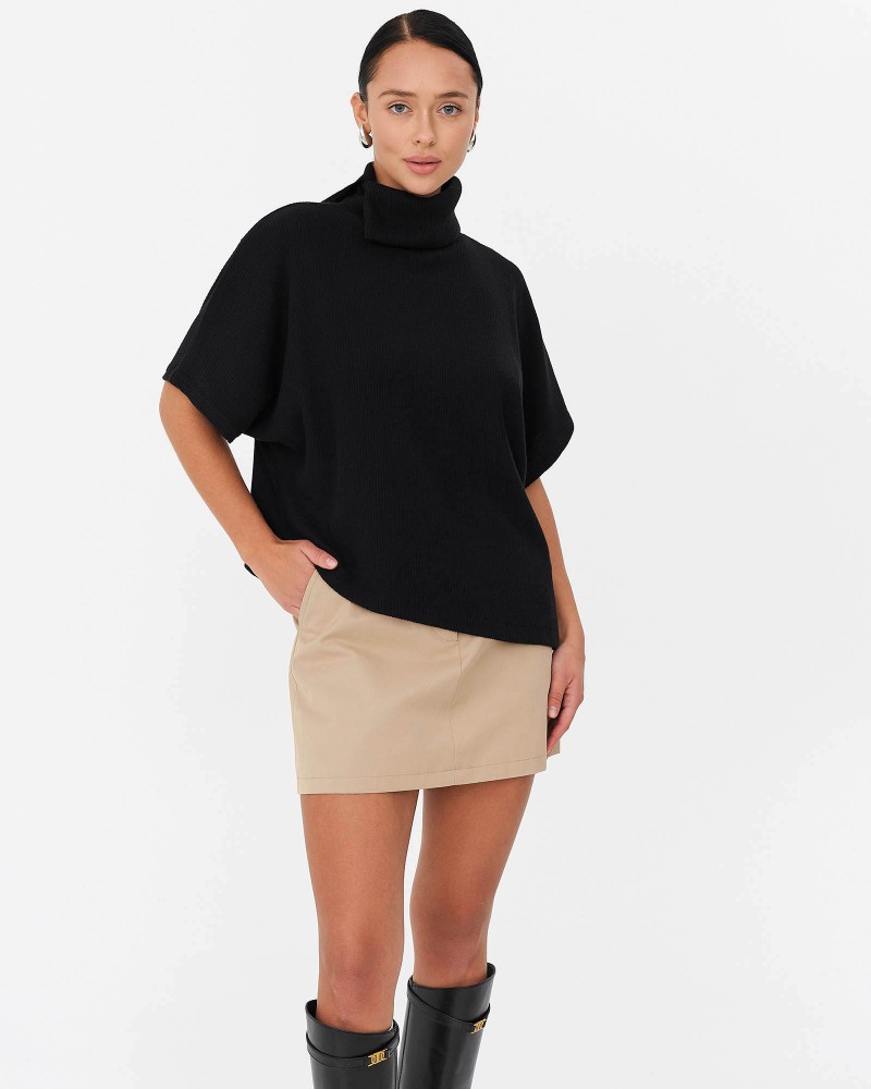 Чорний гольф з короткими рукавами FASHIONISTA