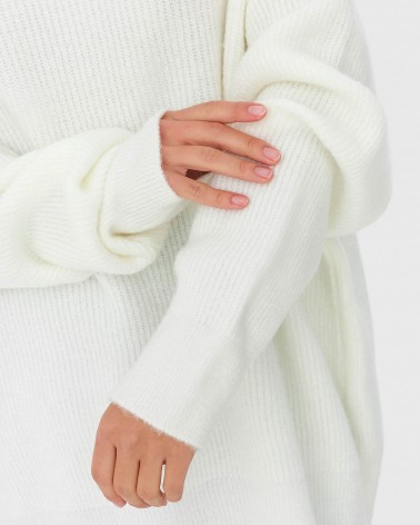 Молочний подовжений светр крою оверсайз FASHIONISTA