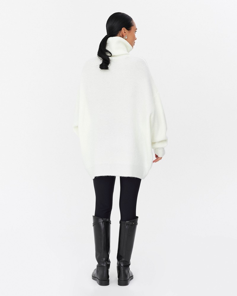 Молочний подовжений светр крою оверсайз FASHIONISTA