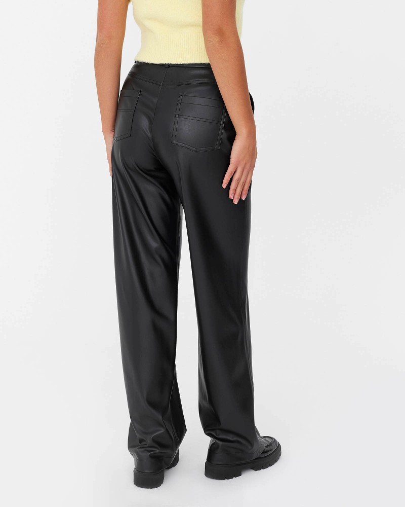 Чорні штани зі штучної шкіри з декоративними швами FASHIONISTA Чорні штани зі штучної шкіри з декоративними швами FASHIONISTA