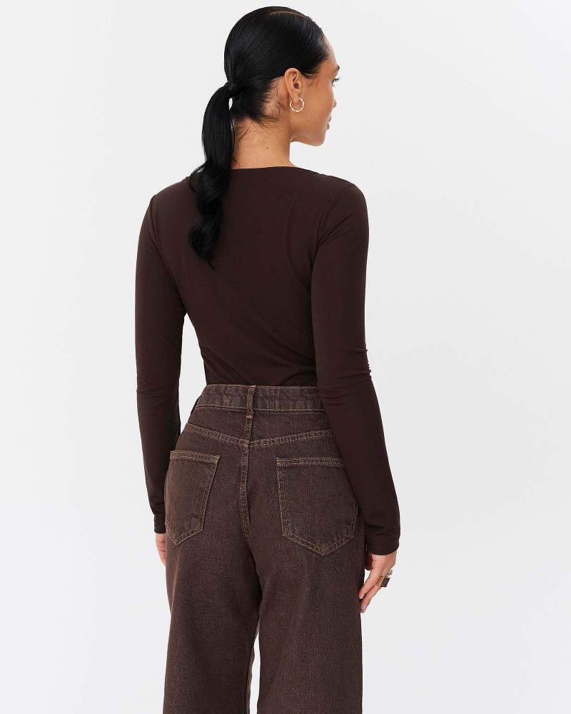 Коричневе боді з вирізом та застібкою FASHIONISTA