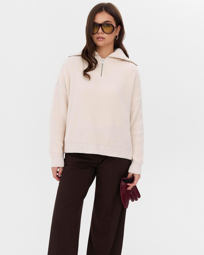 Молочний светр з горловиною на блискавці FASHIONISTA