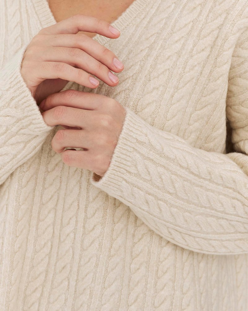 Молочний пуловер з комбінованою в'язкою FASHIONISTA