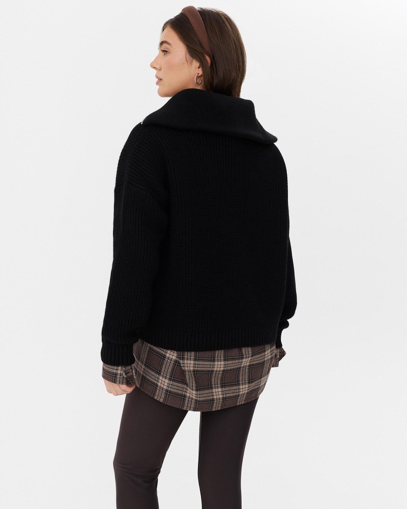 Чорний светр з горловиною на блискавці FASHIONISTA