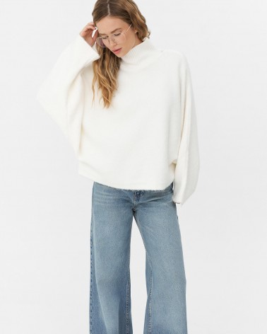 Білий светр з коміром стійкою та широкими рукавами FASHIONISTA