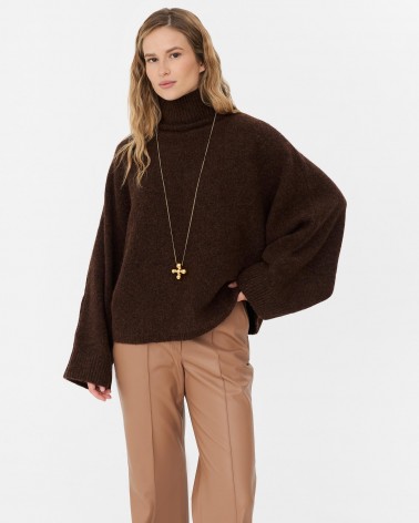 Коричневий светр з коміром стійкою та широкими рукавами FASHIONISTA
