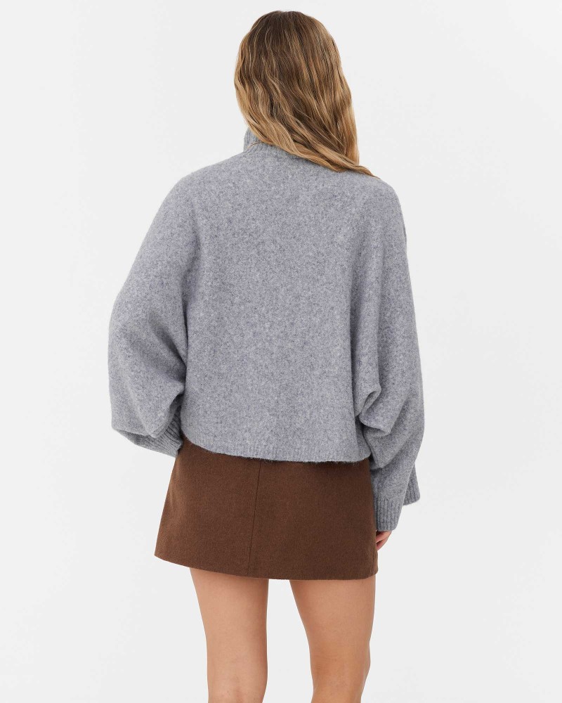 Сірий светр з коміром стійкою та широкими рукавами FASHIONISTA