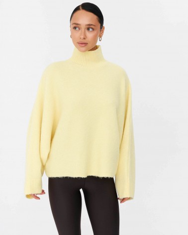 Кремовий светр з коміром стійкою та широкими рукавами FASHIONISTA