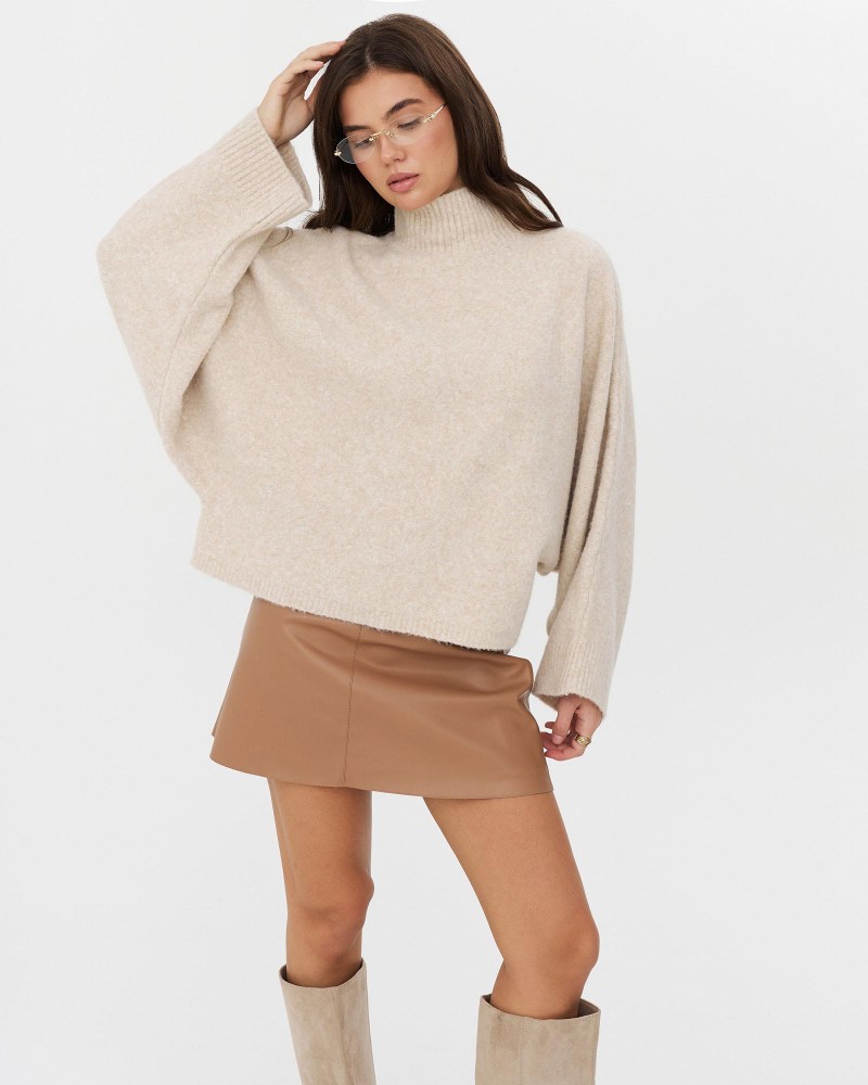 Світло-бежевий светр з коміром стійкою та широкими рукавами FASHIONISTA