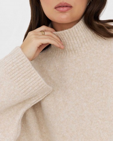 Світло-бежевий светр з коміром стійкою та широкими рукавами FASHIONISTA
