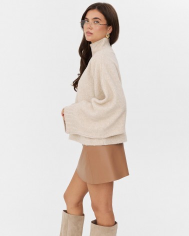 Світло-бежевий светр з коміром стійкою та широкими рукавами FASHIONISTA