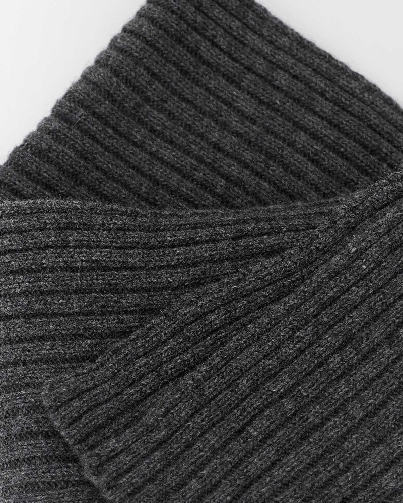 Сірий в'язаний шарф FASHIONISTA